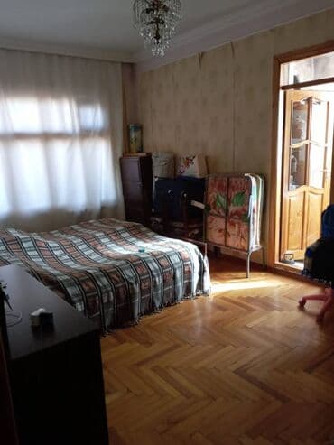 9 ci mikrorayon satilan evler: Bakı, 3 otaqlı, Köhnə tikili, m. Neftçilər, 82 kv. m — 2