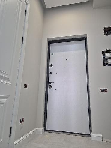 - Daxili dizayn: açıq-boz və ağ tonlarda müasir üslub, hamar divar