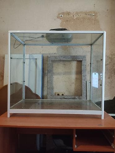 Şüşə vitrin - Material: şəffaf qalın şüşə, metal/plastik ağ karkaslı