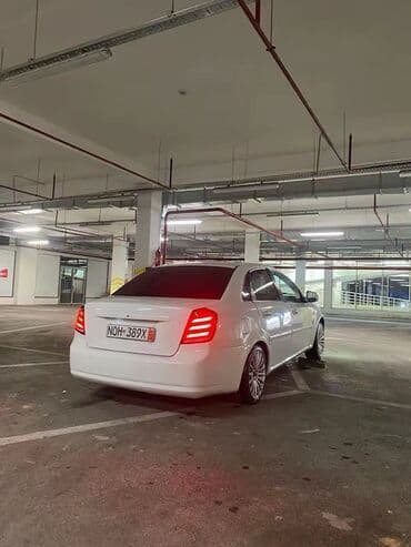 4 goz mercedes: Ağ rəngdə sedan avtomobil Xüsusiyyətlər: - Kuzov: 4 qapılı sedan, ağ — 6