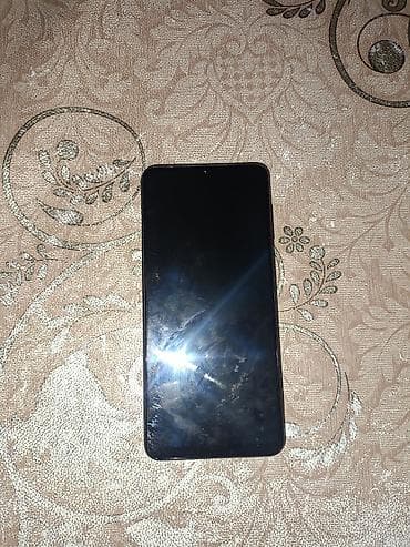 Smartfon - Tam ekranlı ön panel, mərkəzdə ön kamera üçün kiçik deşik