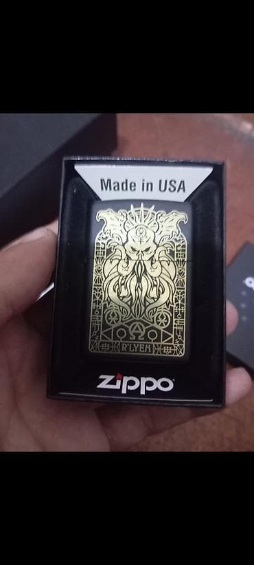 usta geyimi: Zippo çaxmaq – “R’lyeh/Cthulhu” konseptli xüsusi naxış - Brend: Zippo — 1