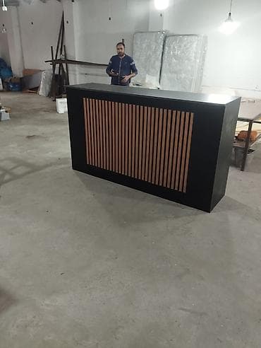 Qara-rəngdə reception/qarşılama stolu – lamel dekorlu ön panel -