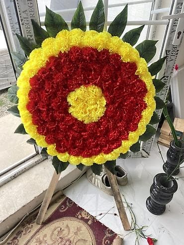 8 mart tortlari instagram: Qırmızı-sarı rəng çalarlarında yas mərasimləri üçün gül dəfnəyisi — 2