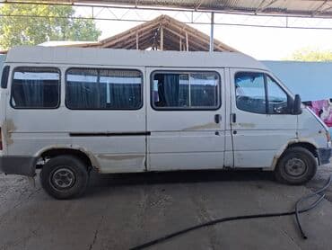 Yağlar və avtokimyəvi maddələr: Ağ rəngli Ford Transit markalı mikroavtobus. Nəqliyyat vasitəsi — 2