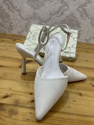 Women's Sneakers and athletic shoes: Ağ rəngli zərif qadın ayaqqabısı – mətanətli, sivri burunlu və arxası — 1