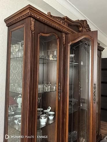Klassik üslublu vitrin-büfe - Material: Təbii ağac karkas, şüşə — 3