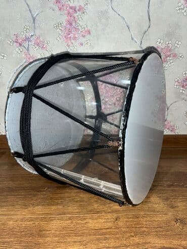 Gitaralar: Nagara 33-lük şüşə nağara normal vəziyyətdədi. Profesional nağaradı — 2