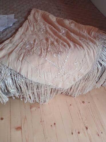 nə alsan 10 15 manat instagram: Şal bej rəngdə, üzərində gümüşü saplarla tikilmiş naxışları olan zərif — 1