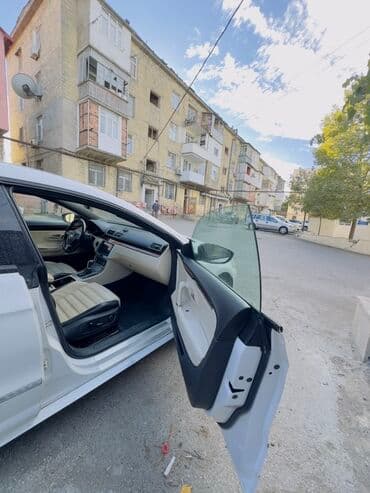 фольксваген пассат сс: Volkswagen CC, ağ kuzov və açıq rəngli-süet/deri kombinasiyalı salon — 4