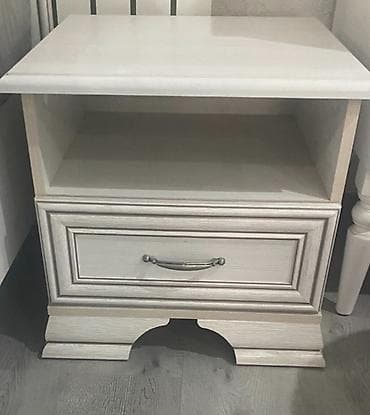 cut kravatlar: Ağ rəngli tumba (yataq otağı üçün) Tumba yenidir. Təxminən 1 ilə — 1