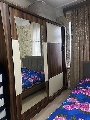 tek divan: Sürüşmə qapılı böyük qarderob - Material: ağac teksturalı laminat — 2