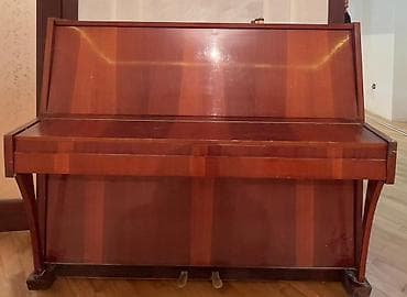 Piano – akustik, şaquli model - Korpus: cilalanmış tünd qəhvəyi/maun
