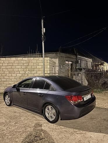Chevrolet Cruze sedan - Kuzov: 4 qapılı sedan, tünd boz rəng -