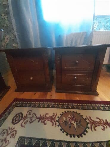 стол с ящиками: Qəhvəyi rəngli, oyma naxışlı iki ədəd çarpayı masası. Hər bir masada — 1