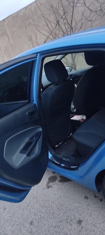 Ford Fiesta, mavi rəng, 5 qapılı hetçbek. Xüsusiyyətlər: - Avtomatik — 5