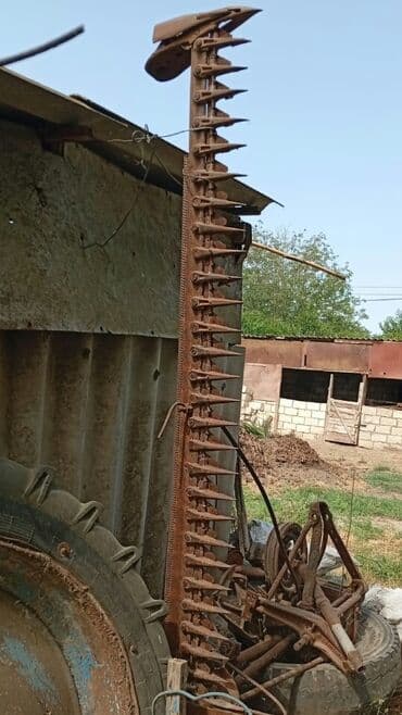 traktor altlıqlı qış çəkmələri: Otbiçən texnika kənd təsərrüfatı işləri üçün nəzərdə tutulmuşdur. Bu — 3