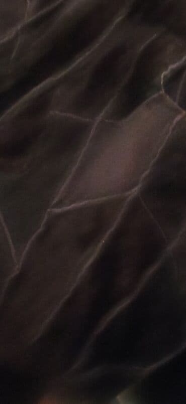 lateksdən geyimlər: – tünd bənövşəyi (plum) rəngdə, içi tüklü. - Material: yumşaq süet — 4