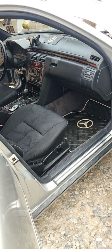 traktor şəkilləri: Mercedes-Benz E 230: 2.3 l | 1995 il Sedan — 13