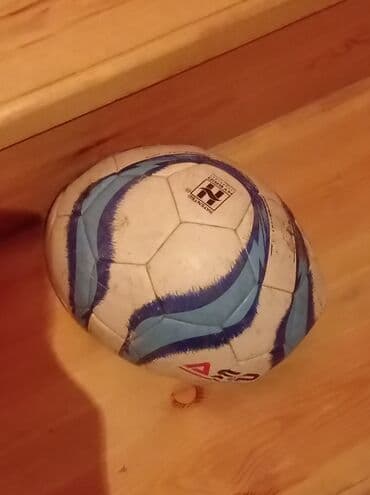 Ağ rəngdir.1 aydı işlənib partlamiyib.futbol oynamaq üçün eladir