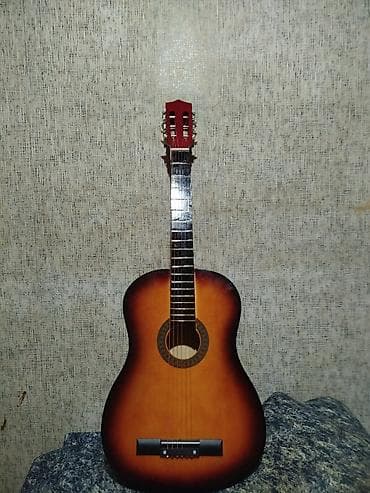 Klassik akustik gitara – 4/4 ölçü - Korpus: dreadnought forması