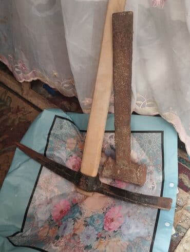 Alət dəsti: külüng və çəkic - Külüng: iki uclu metal başlıq, biri