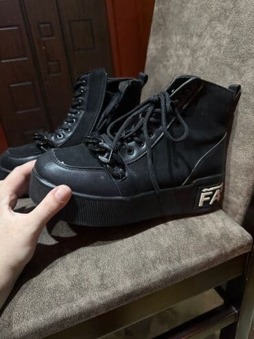 qiz ucun botlar: Qara platformalı şnürlü bot - Rəng: tam qara - Dizayn: hündur — 2