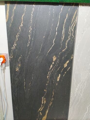 Qara fonlu, qızılı damar effektli dekorativ divar/yer plitəsi -