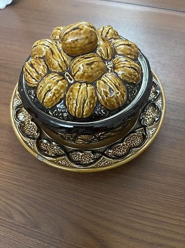 konfet qabı: Qenddan sovetindir. 70 manata satilir — 1