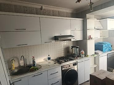 Ağ rəngli müasir mətbəx mebeli dəsti - Üst və alt şkaflar: parlaq ağ — 1