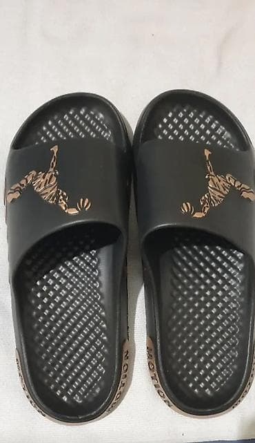 kofta kişi: Unisex rezin şlapanlar – “Motion” detalları ilə Mövcud Ölçülər: 40 — 4