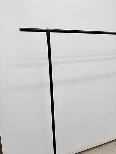 Metal geyim asqısı stendi . Ölçü 1.50×1.50 - — 2