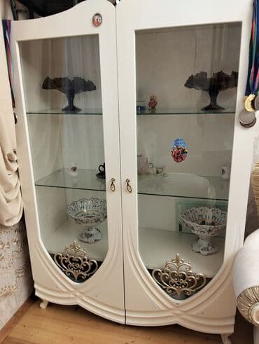 куханная мебель: Klassik üslubda qonaq otağı dəsti Tərkib: - 1 ədəd üçlü divan - 2 — 3