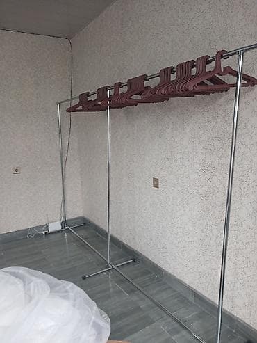 Полочные витрины: Metal geyim asılqanı – mağaza və ev üçün vesilkalael 50 eded usdunde — 1