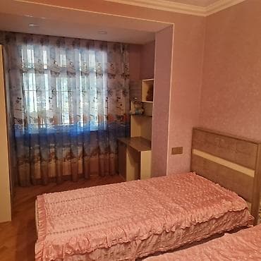kredit evler baki: Tam mebelli 2 otaqlı mənzil interyeri - Zal: yumşaq dəst (divan və — 5