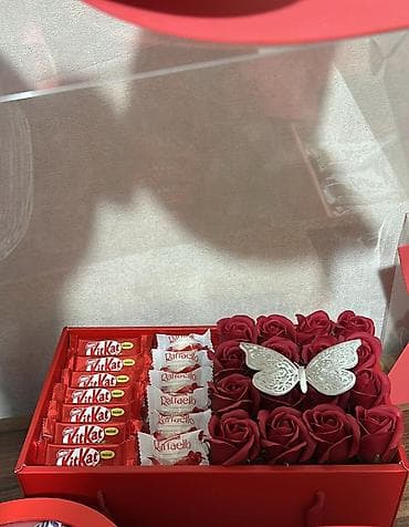 hediyyeler instagram: Qırmızı qutuda şokolad və güllərdən ibarət hədiyyə seti - Dəbdəbəli — 2