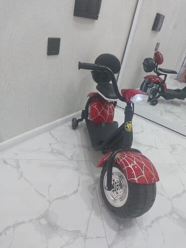 adam qruşa: Ördümçək adam dizaynlı, qırmızı və qara rəngli uşaq elektrikli skuter — 2