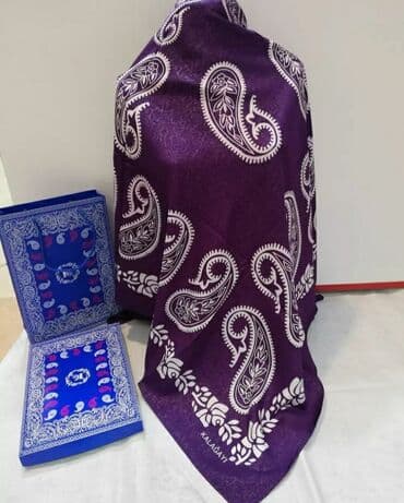 женские красные шарфы: Kəlağayılar. Bu kəlağayıların içi boş K hərfi ilə yazılıdı. Materialı — 2