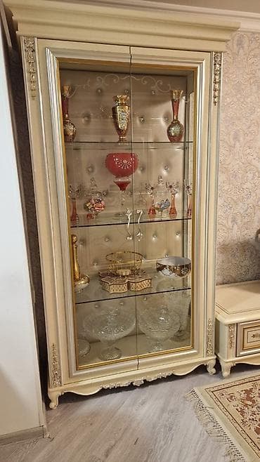 Şüşəli dolab vitrini