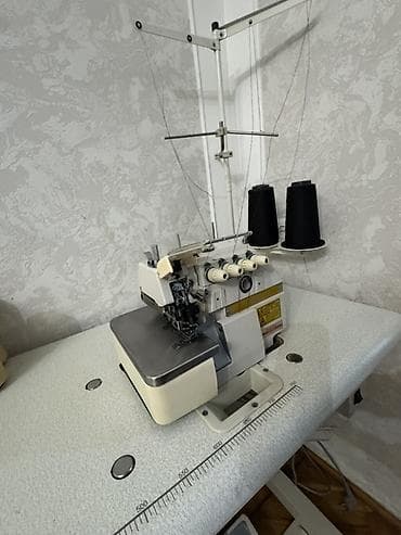3 birinde printer: Sənaye overlok tikiş maşını – Yamata (4 iplik) Təsvir: - Yamata — 2
