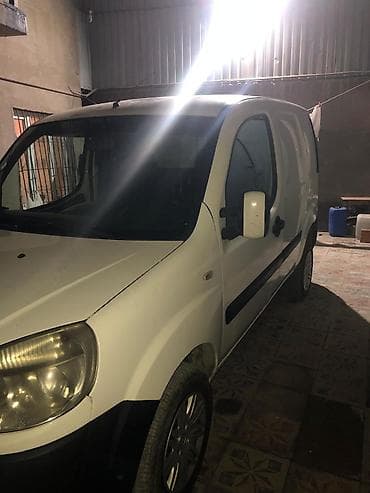 Fiat Doblo Cargo furgon - Korpus: ağ rəngli, ikiqat sürgülü yan qapı