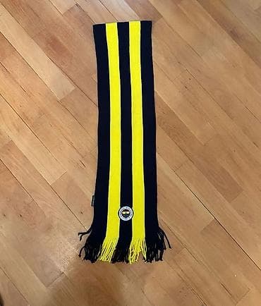 galatasaray forma satışı: Taxta fon üzərində çəkilmiş şəkillərdə göstərilən 4 ədəd şərf dəsti — 2