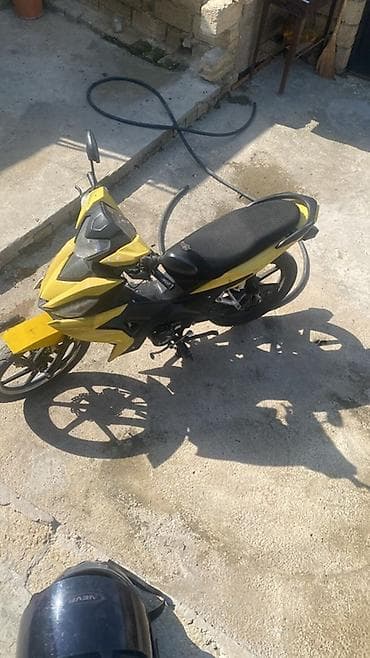 scooba skuter: Sarı-qara rəng sxemli skuter/moped tipli motosiklet. Xüsusiyyətlər: - — 1