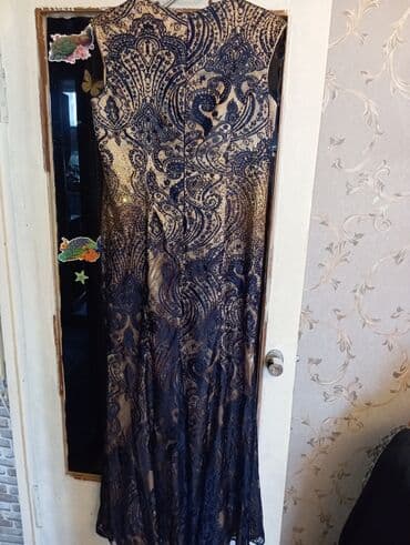 Zərif gecə/libas - Rəng: tünd lacivərti üzərində bej rəngli atlas