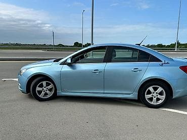 guzgu manitor: Chevrolet Cruze sedan - Kuzov: sedan, açıq mavi rəng - Nömrə — 9