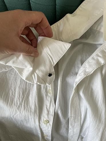 paradnı forma: Qara rəngli, üç hissədən ibarət olan kişi kostyumu və ağ toy — 10