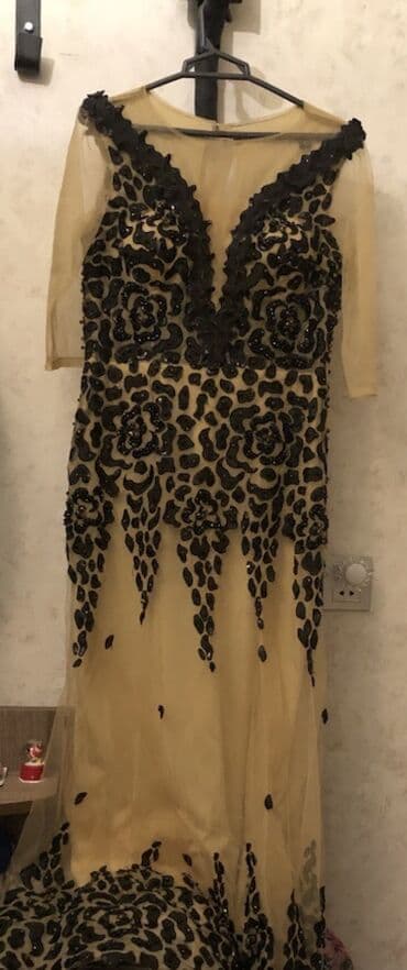 Zərif axşam geyimi – şampan rəngli tüllü parça üzərində qara payet və