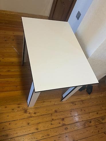 tabletka stullar: Ağ rəngli, kvadrat formalı masa - Minimalist dizayn: ağ üst səth — 2