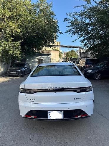BYD Qin Plus DM-i sedan – plug-in hibrid Xarici görünüş - Ağ rəng