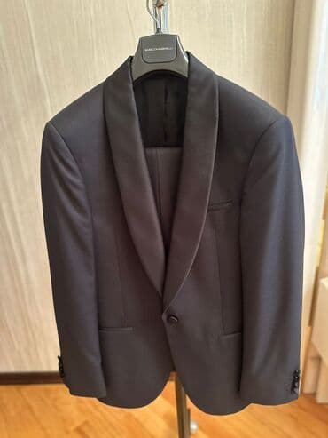 kişi ucun klassik qara kostyum: Romano Botta Executive Series markalı, tünd rəngli, yaxası atlasdan — 1